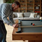 Homme moyenâgeux assemble un billard Chevillotte dans un salon moderne
