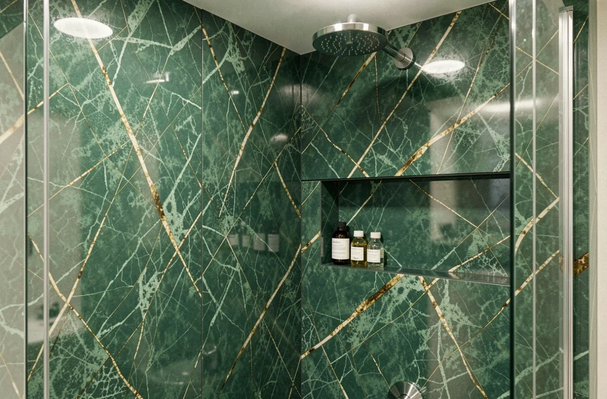 Douche italienne habillée de dalles murales PVC finition marbre vert brillant avec veinures dorées et niche encastrée
