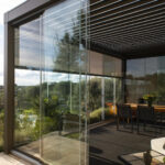 Pergola fermée : stores ou parois vitrées, quelle solution choisir pour votre terrasse ?
